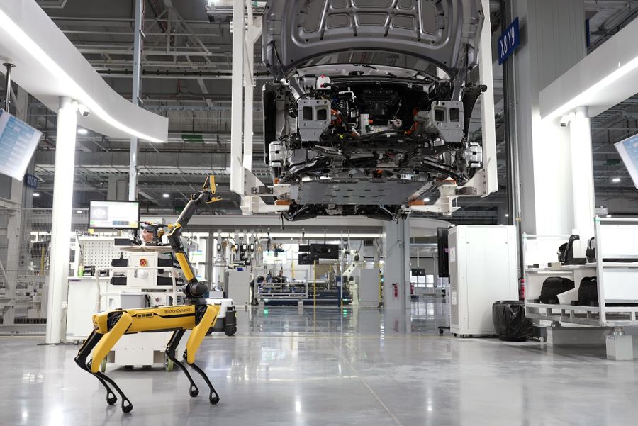 Karosserie in der Fahrzeugmontage mit Roboter